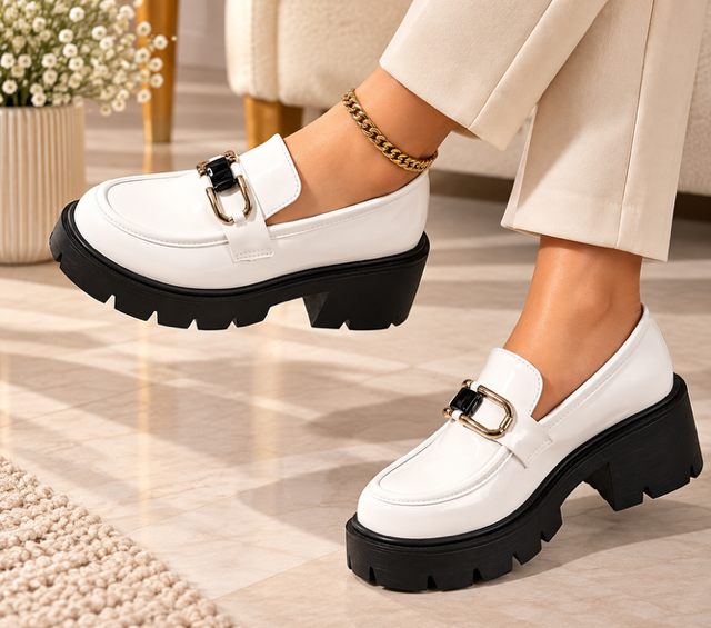 Mocassins Lola Femme Vernis à Talon Épais et Boucle Dorée