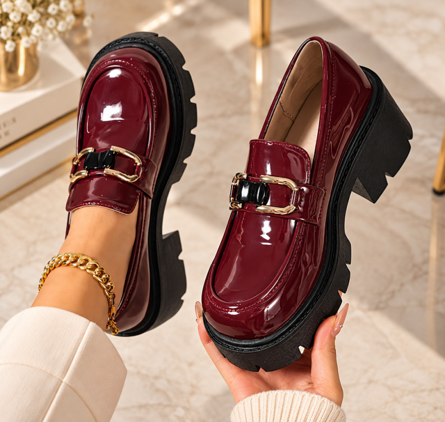 Mocassins Lola Femme Vernis à Talon Épais et Boucle Dorée