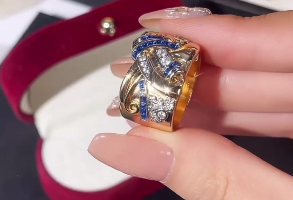 Bague Femme Large Dorée Pierres Bleues & Détails Scintillants